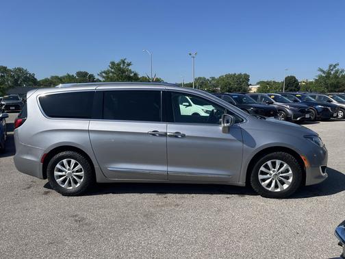 Billet Silver Metallic Clearcoat 2018 Chrysler Pacifica Touring-L Plus