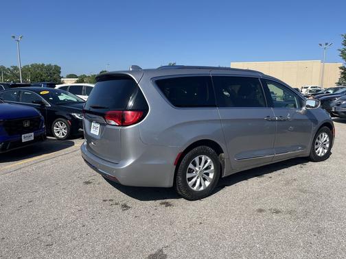 Billet Silver Metallic Clearcoat 2018 Chrysler Pacifica Touring-L Plus