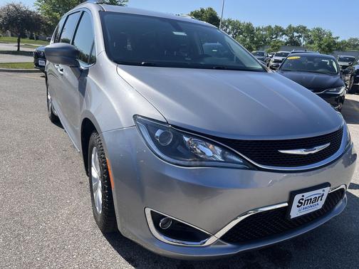 Billet Silver Metallic Clearcoat 2018 Chrysler Pacifica Touring-L Plus