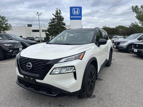Pearl White Tricoat/Super Black 2023 Nissan Rogue SV