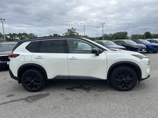 Pearl White Tricoat/Super Black 2023 Nissan Rogue SV