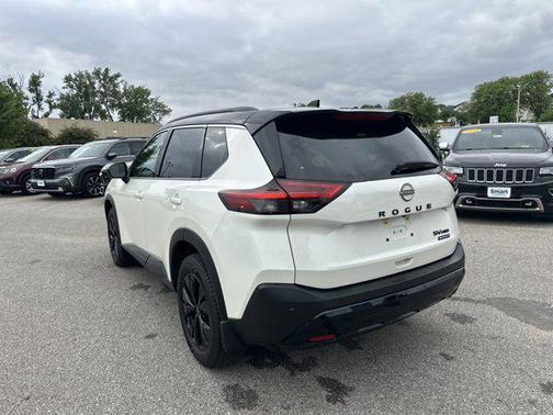 Pearl White Tricoat/Super Black 2023 Nissan Rogue SV
