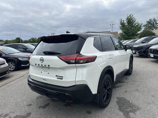 Pearl White Tricoat/Super Black 2023 Nissan Rogue SV