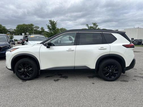Pearl White Tricoat/Super Black 2023 Nissan Rogue SV