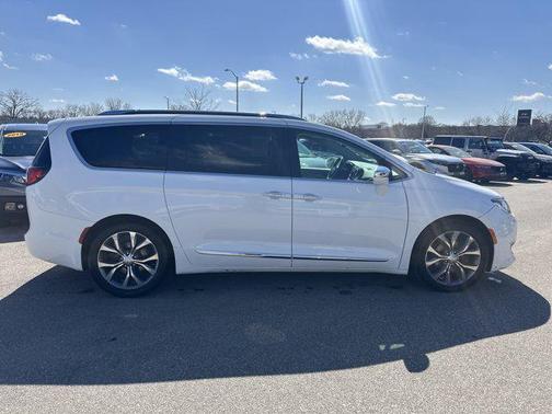 Bright White Clearcoat 2018 Chrysler Pacifica Limited