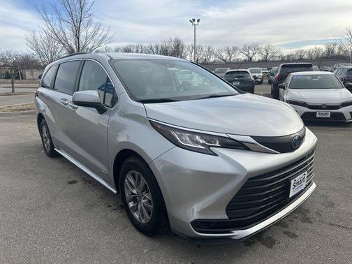 2021 Toyota Sienna LE