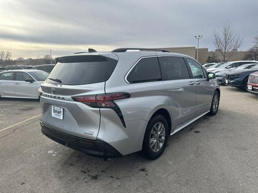 2021 Toyota Sienna LE