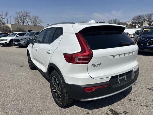 2025 Volvo XC40 B5 Core Bright Theme