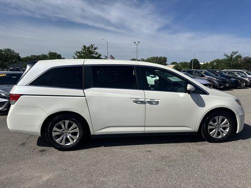 Diamond White 2016 Honda Odyssey SE