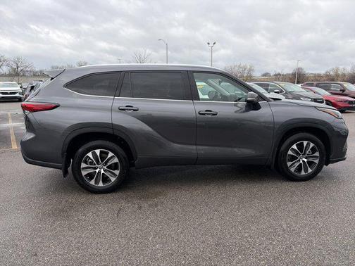 Magnetic Gray Metallic 2022 Toyota Highlander XLE