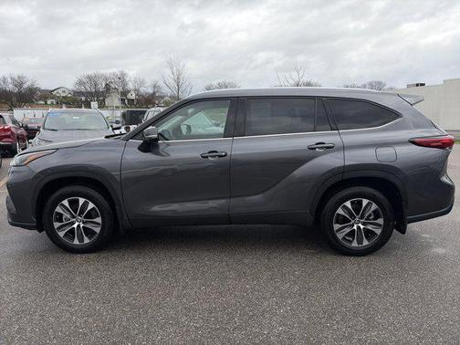Magnetic Gray Metallic 2022 Toyota Highlander XLE