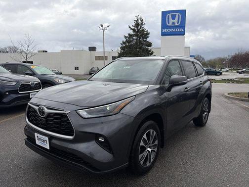 Magnetic Gray Metallic 2022 Toyota Highlander XLE