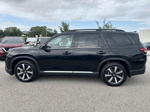 Crystal Black Pearl 2024 Honda Pilot Touring 8-Passenger