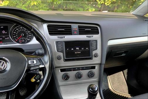 2017 Volkswagen Golf SportWagen TSI S