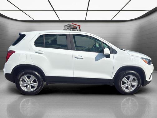 Summit White 2018 Chevrolet Trax LS