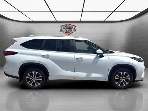 Wind Chill Pearl 2023 Toyota Highlander XLE
