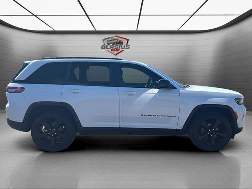 Bright White Clearcoat 2023 Jeep Grand Cherokee Altitude