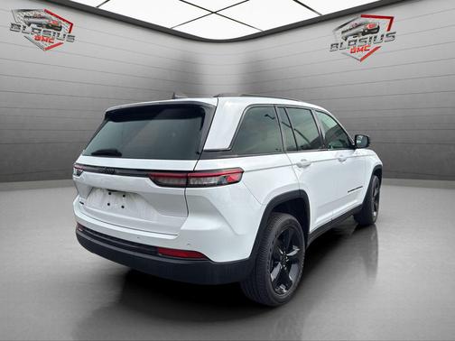 Bright White Clearcoat 2023 Jeep Grand Cherokee Altitude