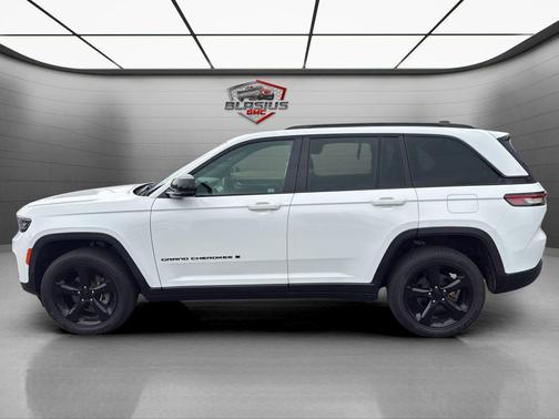 Bright White Clearcoat 2023 Jeep Grand Cherokee Altitude