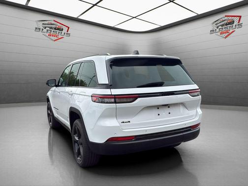 Bright White Clearcoat 2023 Jeep Grand Cherokee Altitude