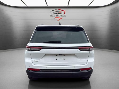 Bright White Clearcoat 2023 Jeep Grand Cherokee Altitude