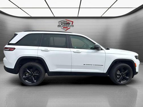 Bright White Clearcoat 2023 Jeep Grand Cherokee Altitude