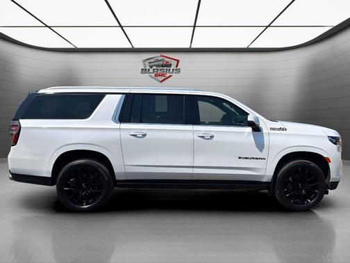Iridescent Pearl Tricoat 2023 Chevrolet Suburban High Country