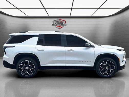 Iridescent Pearl Tricoat 2025 Chevrolet Traverse High Country