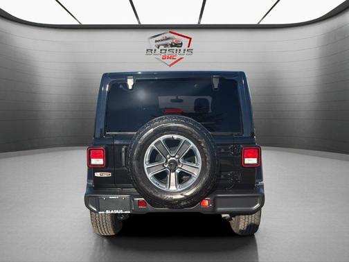 Black Clearcoat 2022 Jeep Wrangler Unlimited Sahara