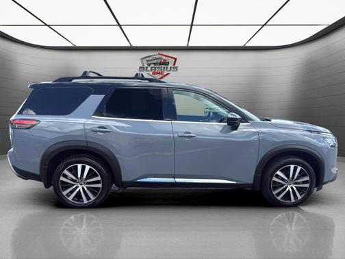 Solid Gray/Super Black 2023 Nissan Pathfinder Platinum 4WD