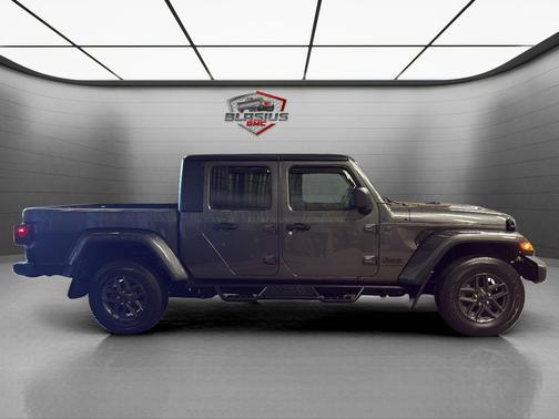 Granite Crystal Metallic Clearcoat 2025 Jeep Gladiator Sport S