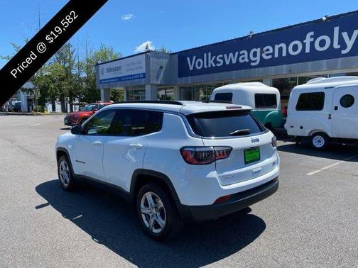 Bright White Clearcoat 2024 Jeep Compass Latitude