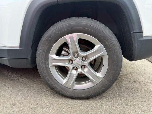Bright White Clearcoat 2024 Jeep Compass Latitude