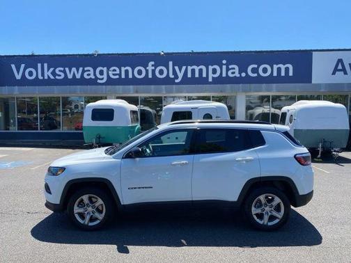 Bright White Clearcoat 2024 Jeep Compass Latitude