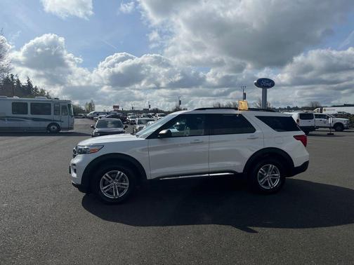 White Metallic 2024 Ford Explorer XLT