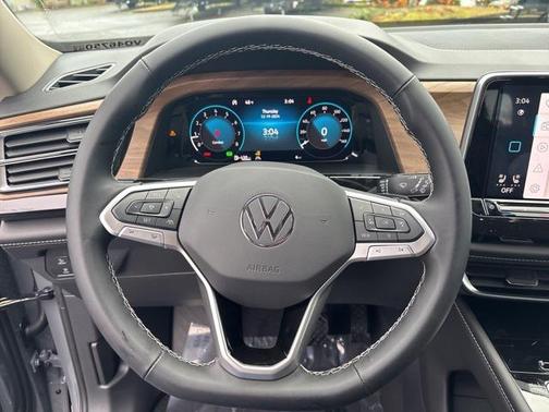 2025 Volkswagen Atlas 2.0T SE w/Technology 4MOTION