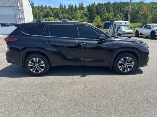 Opulent Amber 2021 Toyota Highlander Hybrid XLE