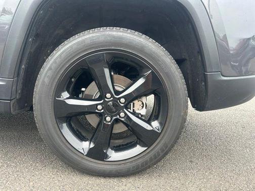 Baltic Gray Metallic Clearcoat 2023 Jeep Grand Cherokee Altitude