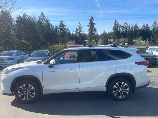 Blizzard Pearl 2021 Toyota Highlander Hybrid XLE