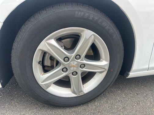Summit White 2023 Chevrolet Malibu FWD 1LT
