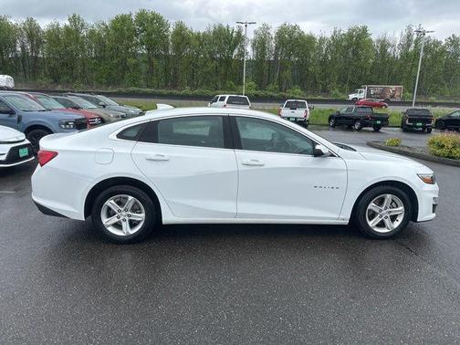 Summit White 2023 Chevrolet Malibu FWD 1LT