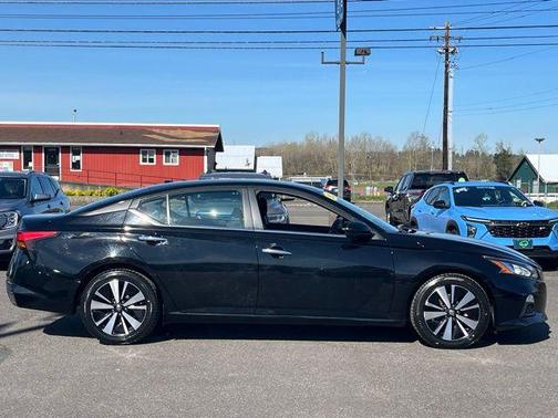 Super Black 2022 Nissan Altima 2.5 SV