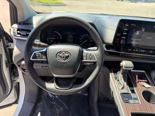 Pearl 2023 Toyota Sienna XLE