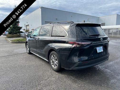 2024 Toyota Sienna XLE