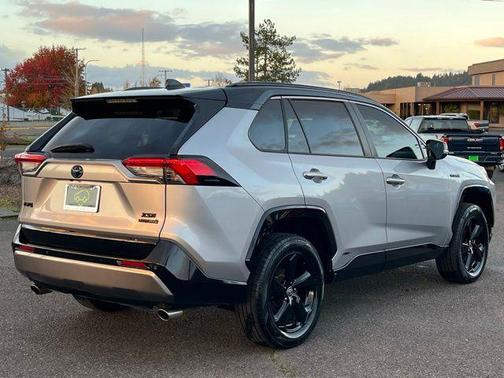 2021 Toyota RAV4 Hybrid SE