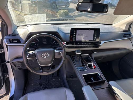 2022 Toyota Sienna XLE
