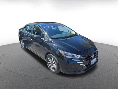 Super Black 2025 Nissan Versa 1.6 SV