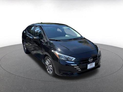 Super Black 2025 Nissan Versa 1.6 SV