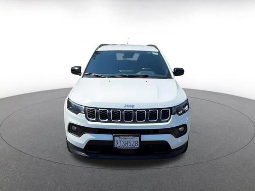Bright White Clearcoat 2025 Jeep Compass Latitude