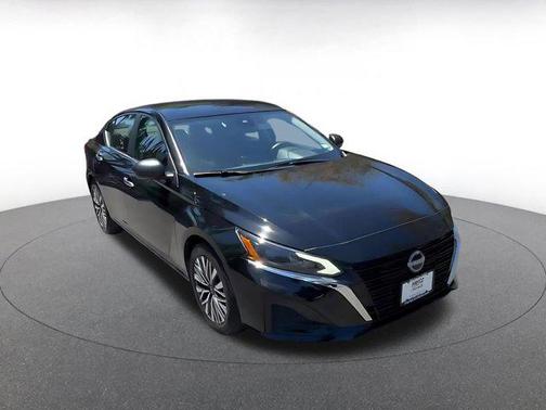 Super Black 2025 Nissan Altima SV FWD